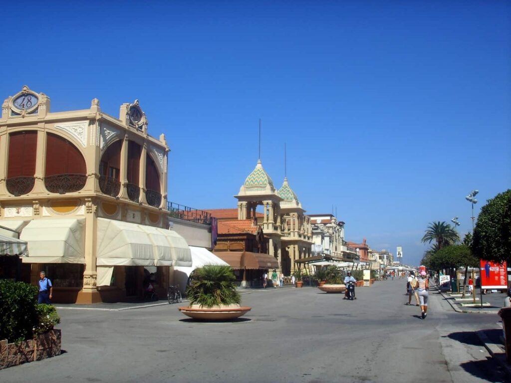 Viareggio, passeggiata a mare