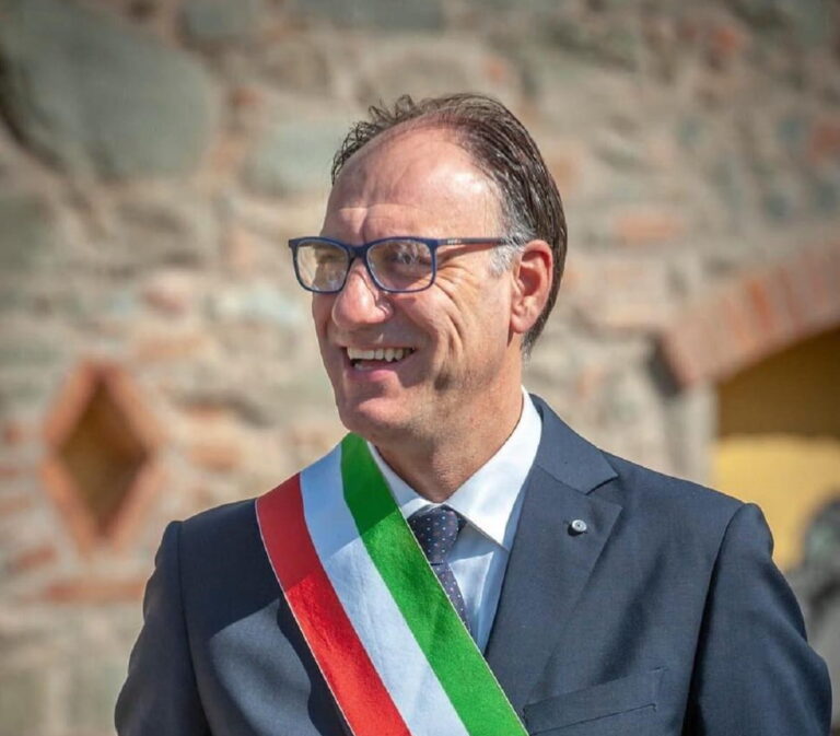 Chiesina Uzzanese. Il sindaco a Roma per la Parata del 2 Giugno a spese della cittadinanza.