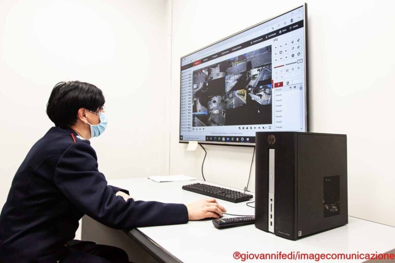 Prato, fugge dopo aver danneggiato due campane del vetro e un’auto