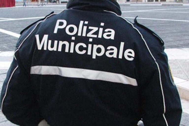Prato, la Municipale soccorre due anziani in difficoltà