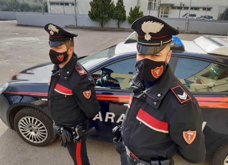 Montale, ruba una borsa e un cellulare da un’auto parcheggiata sotto casa