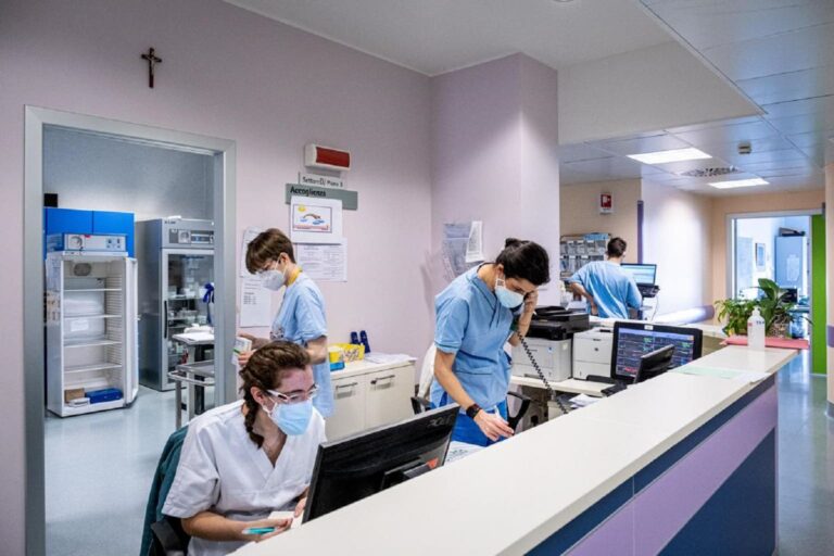 Nuova ondata Covid, ecco gli effetti dei tagli nella sanità toscana