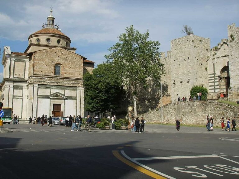 Con vetro ferisce donna in centro Prato, è aggressore seriale