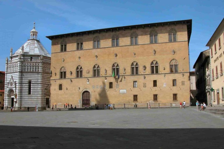Pistoia, candeggina nel caffè della moglie: marito arrestato risponde al giudice