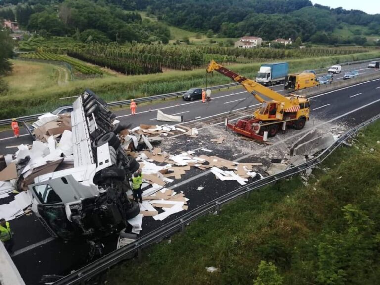 Incidente sull'A11, camion si ribalta tra Pistoia e Montecatini