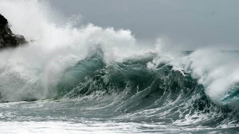 Mareggiate e vento in Toscana: codice giallo