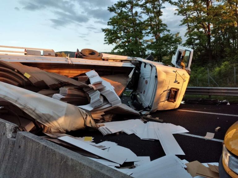 Incidente sull'A11, camion si ribalta tra Pistoia e Montecatini