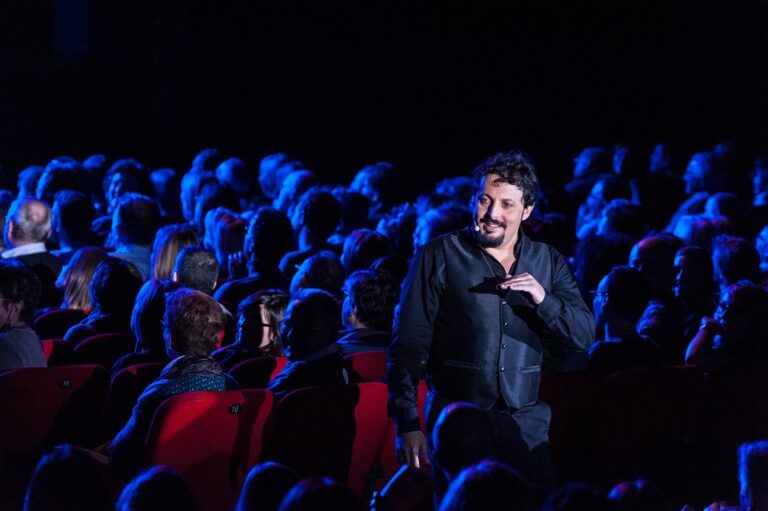 Lo show di Enrico Brignano in piazza Duomo nell’Estate pistoiese