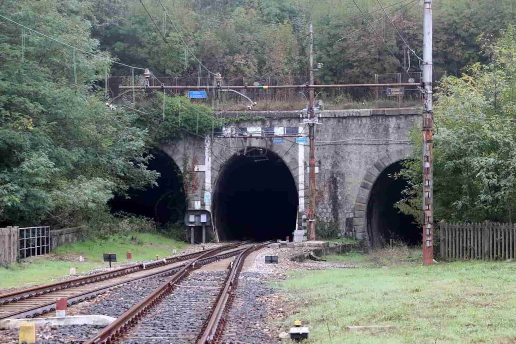 Ferrovia Porrettana la galleria della stazione di Corbezzi