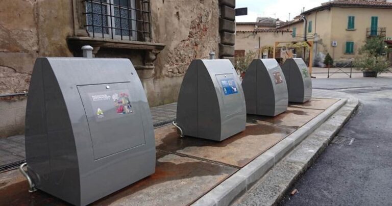 Il degrado delle isole ecologiche: il decoro fuori controllo