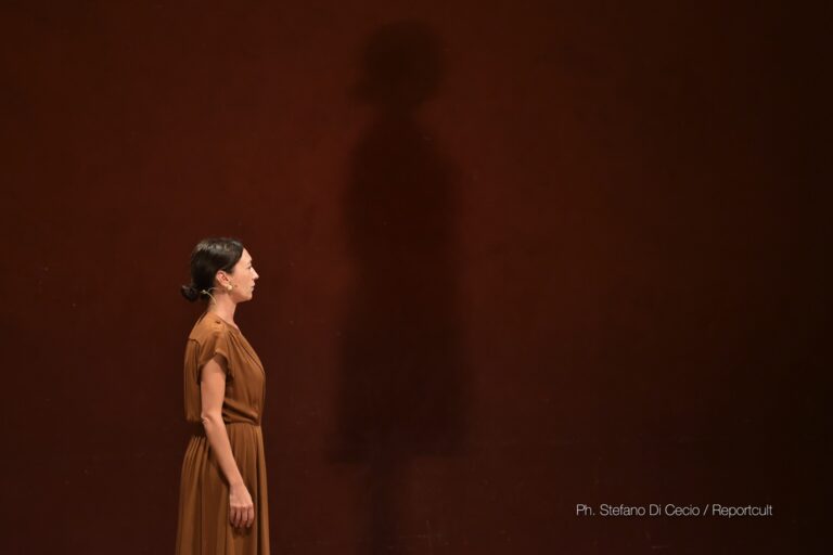 Un “dialogo di coppia” nell’ombra: Francesca Sarteanesi porta in scena “Sergio”