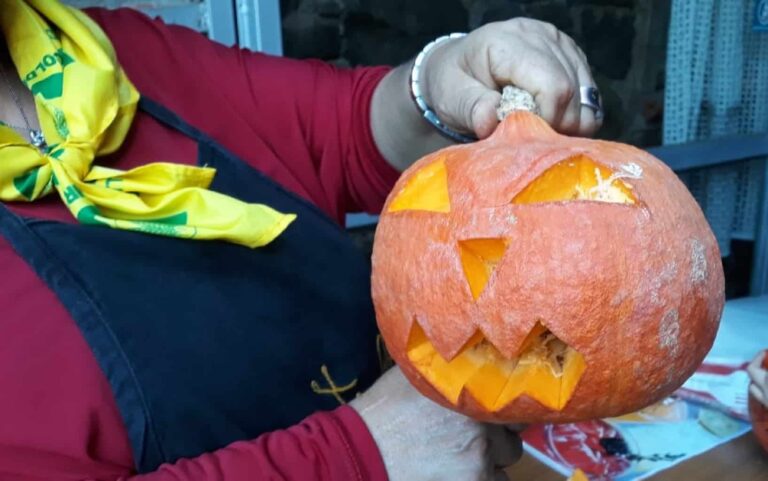 Pistoia, scolpire le zucche a Campagna Amica