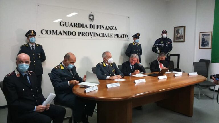 Aziende fantasma al Macrolotto e falsi permessi di soggiorno