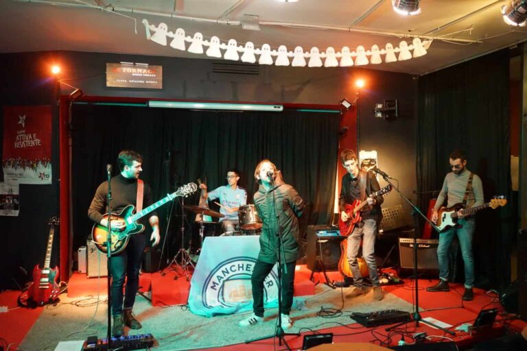 Madferit a Manchester, concerto della band pistoiese nel regno degli Oasis