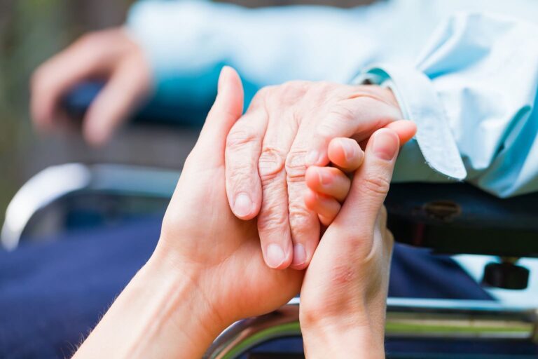 Anziani, 10 milioni in più per abbattere le liste d’attesa nelle RSA 