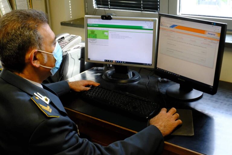 Viareggio, si finge della Guardia di Finanza e truffa un 41enne: denunciato