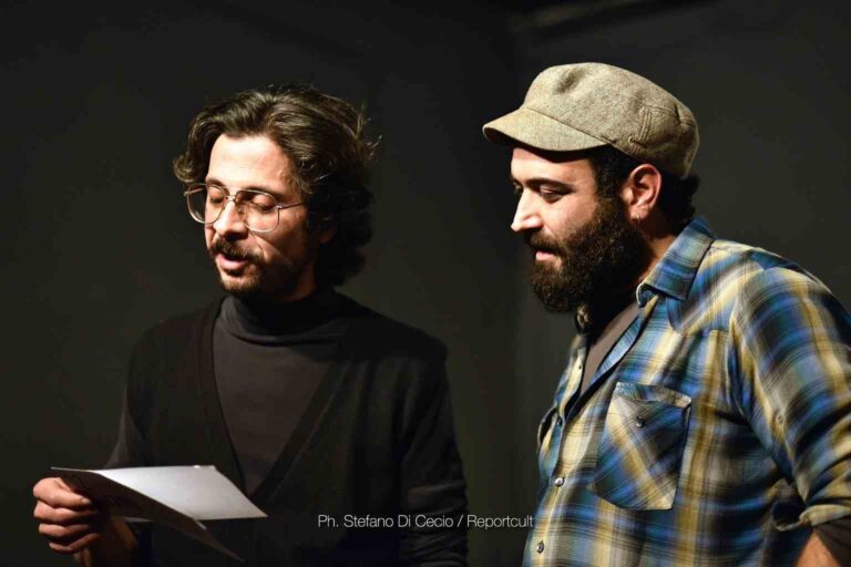 Frammenti di vite e racconti: gli Omini portano in scena “Trucioli”