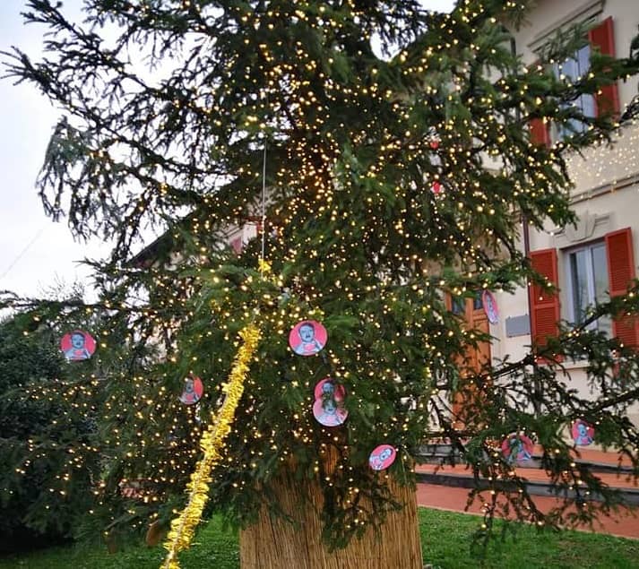 Montemurlo, palline di Natale con l’immagine di Hitler: indaga la Digos
