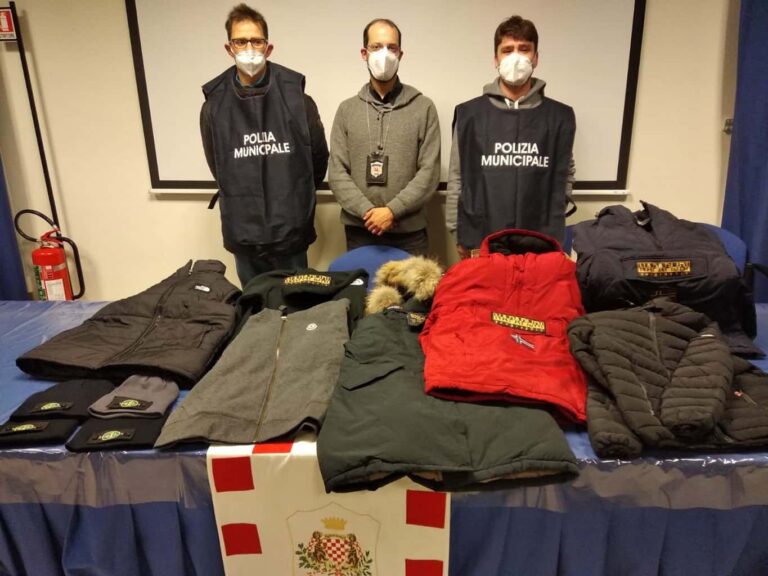Pistoia, abbigliamento contraffatto sequestrato al mercato