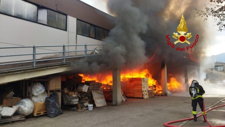 Quarrata, falegnameria distrutta dalle fiamme