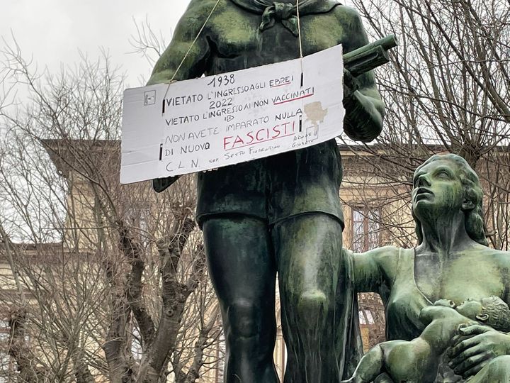 Sesto Fiorentino. ”Non vaccinati come gli ebrei”, il cartellone sul monumento al partigiano