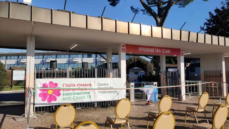 Montecatini, l’ippodromo diventa centro vaccinale: 900 vaccini al giorno