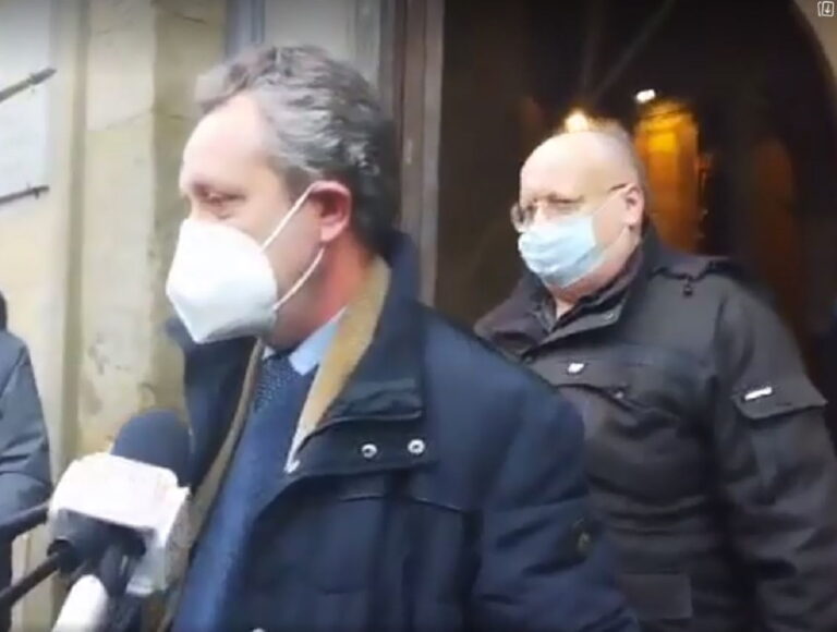 Pistoia, vaccinazioni simulate: il medico arrestato risponde al giudice