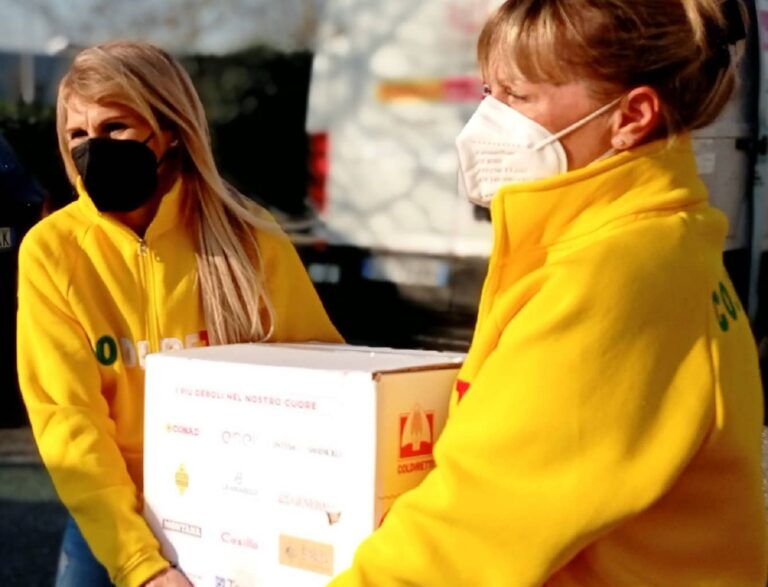 Pistoia. Gli agricoltori di Coldiretti distribuiscono una tonnellata di cibo