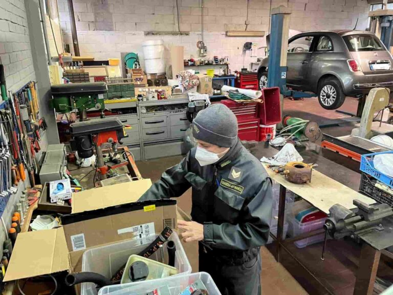 Camaiore, Gdf scopre autofficina abusiva: sequestrati macchinari e attrezzature
