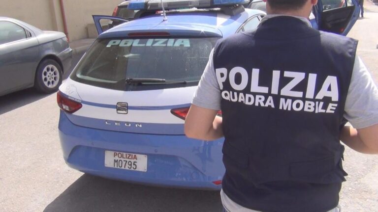 Aggredisce una donna che lo trova a rubare nella sua auto. Arrestato dalla Polizia a Massa e Cozzile
