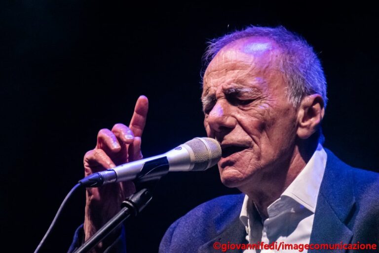 Le emozioni senza tempo della musica di Vecchioni al Politeama Pratese