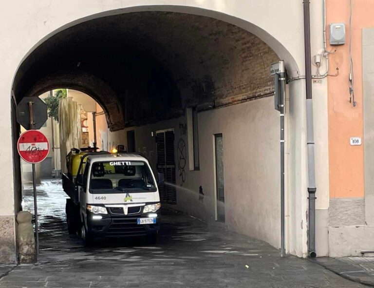 Una vasta area del centro diventata un gabinetto a cielo aperto