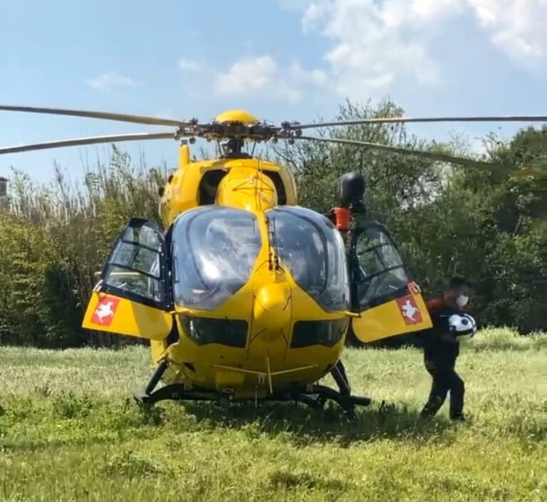 Barga. Si ferisce nel bosco con un’accetta
