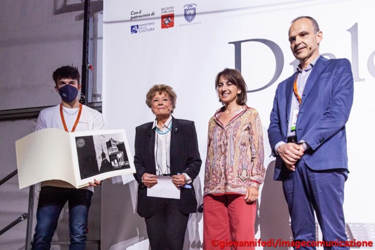 La scrittrice Dacia Maraini riceve il Premio Internazionale Dialoghi di Pistoia