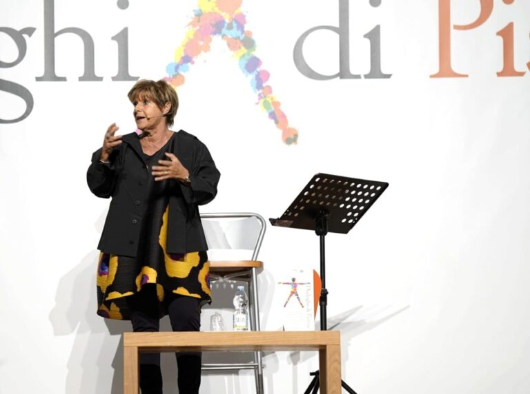Lella Costa ai Dialoghi: l’ironia come dichiarazione di dignità
