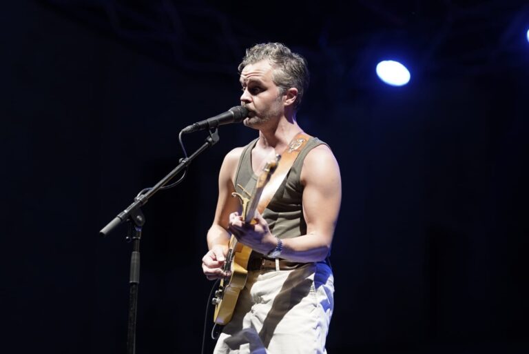 Una serata di pioggia, musica e magia: The Tallest Man on Earth apre il Blues