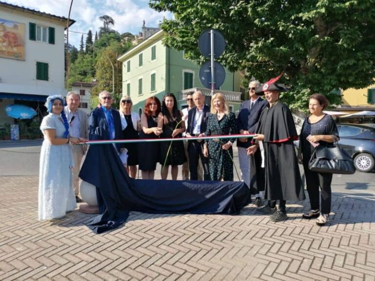 Inaugurata la Panchina d’autore nella piazza di Collodi