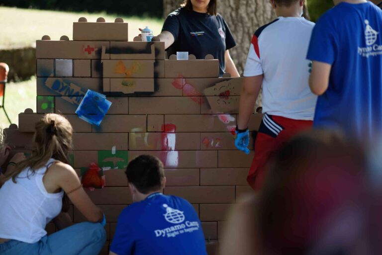 Alla Dynamo camp gli imballi di cartone diventano un gioco
