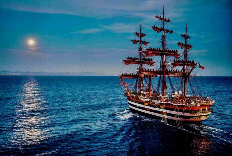 “La più bella del mondo”: le foto dell’Amerigo Vespucci in mostra a Livorno
