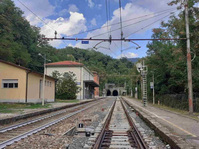 Corbezzi, la stazione delle sei gallerie