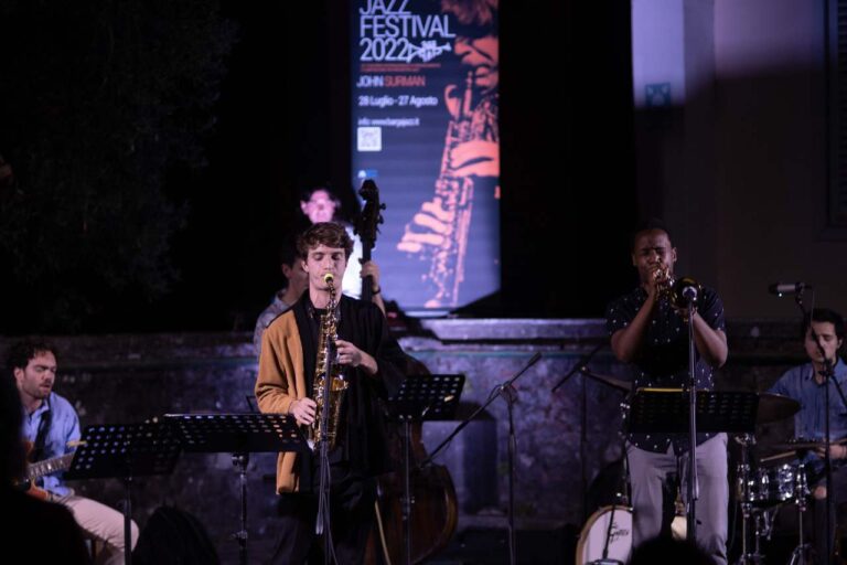Jason Palmer suona ed emoziona sotto la luna di Barga