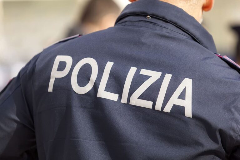 Materiale pedopornografico e foto ‘rubate’ ai bimbi al mare, arrestato ad Arezzo