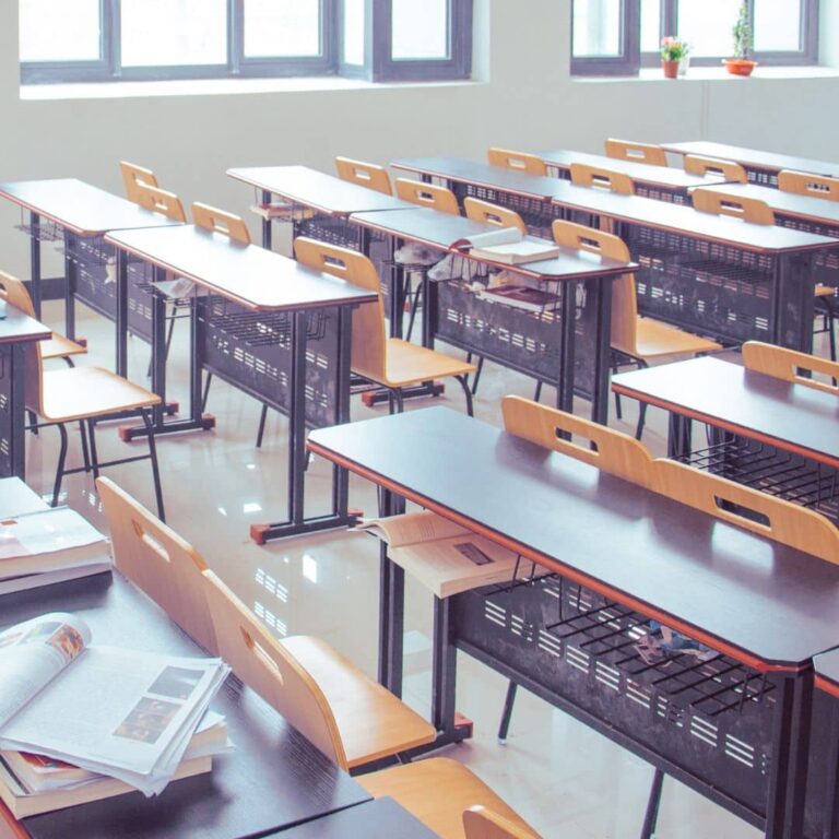 12enne ferisce una coetanea con forbici in una scuola media del Pisano