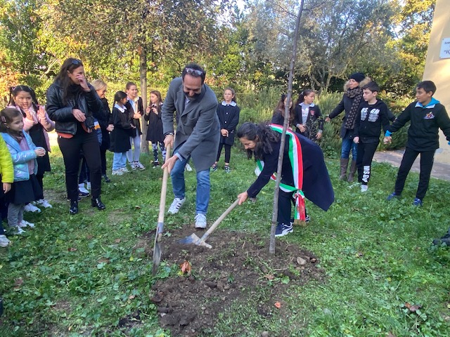  Prato, piantati 4 alberi nel giardino della scuola Iqbal