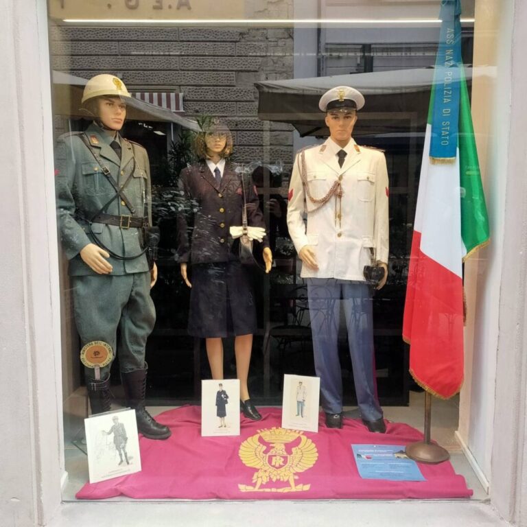 Pistoia, Giornata delle forze armate: i negozi del centro espongono le uniformi storiche