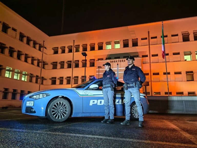 Violenza sulle donne, stasera la Questura si è illuminata di arancione