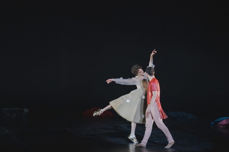 La Cenerentola “contemporanea” di Bubenicek emoziona il Manzoni