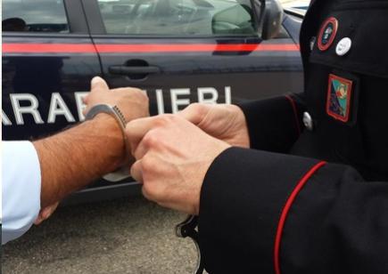Ubriaco tampona un’auto poi si scaglia contro i Carabinieri: arrestato