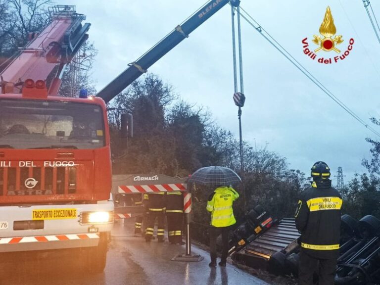 Autoarticolato fuori strada sotto i tralicci dell’alta tensione, vigili all’opera da stamani