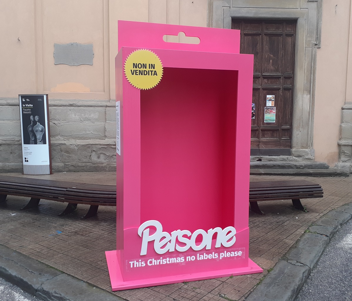 No Label Building “This Christmas no labels”: una nuova installazione in città ...